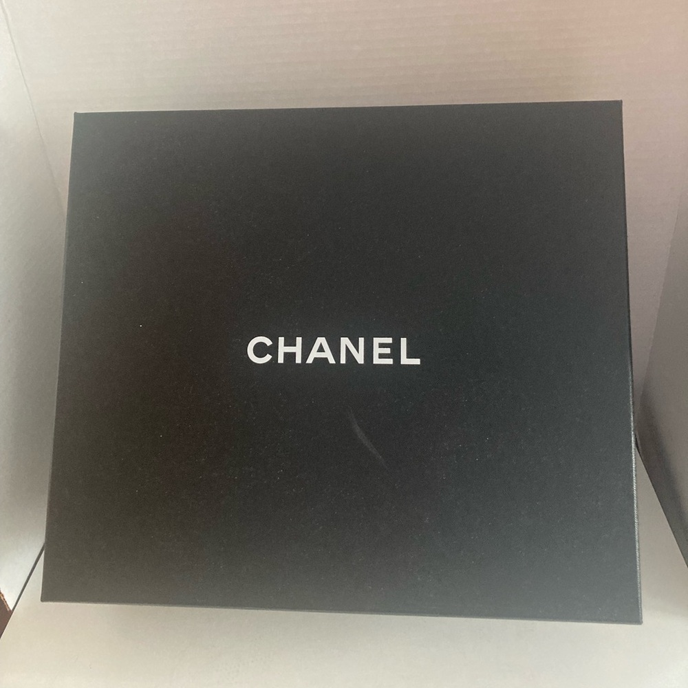 Chanel Black Box with White Camellia and small suede bag - Picture 3 of 7